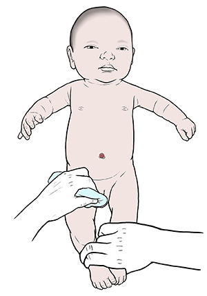 한 손은 기저귀 교환 패드 위에 신생아를 앉힌 채로 안전하게 안고 있고 다른 손은 아기의 성기를 청소합니다.