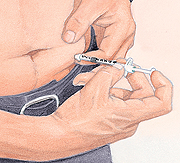 Bệnh nhân đang tiêm insulin vào bụng